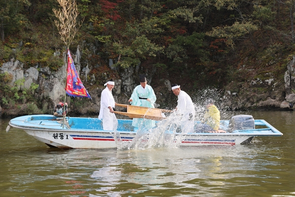 2015·2019년에 이어 세 번째 도전에 나섰던 양산 가야진용신제가 또다시 국가무형무산 승격에 실패했다. 사진은 지난해 10월 열린 국산유산청 현지 실사에서 용소풀이(침하돈)를 시연하는 모습. /양산시