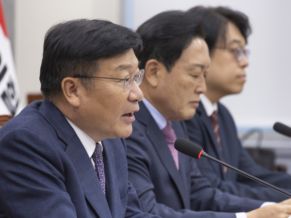 국민의힘 정점식 선출직 공직자 평가혁신 TF 위원장과 위원들이 17일 국회에서 선출직 공직자 평가 체계를 발표하고 있다. /연합뉴스