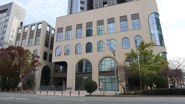 창원센트럴과 중앙대로가 맞닿은 구간에 비상차량 진입로가 설치돼 있다. /최환석 기자