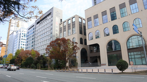 17일 창원시 성산구 상남동 힐스테이트 창원센트럴과 중앙대로가 맞닿은 구간에 비상차량 진입로가 설치돼 있다. 볼라드가 있기는 하지만 고정식 아닌 필요에 따라 분리할 수 형태다. /최환석 기자