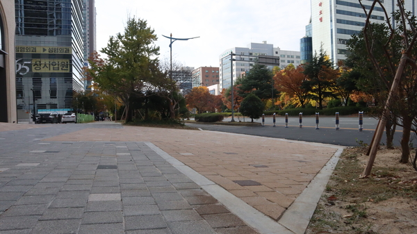 17일 창원시 성산구 상남동 힐스테이트 창원센트럴과 중앙대로가 맞닿은 구간에 비상차량 진입로가 설치돼 있다. /최환석 기자