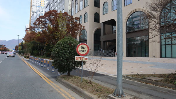 17일 창원시 성산구 상남동 힐스테이트 창원센트럴과 중앙대로가 맞닿은 구간에 비상차량 진입로가 설치돼 있다. 볼라드가 있기는 하지만 고정식 아닌 필요에 따라 분리할 수 형태다. /최환석 기자