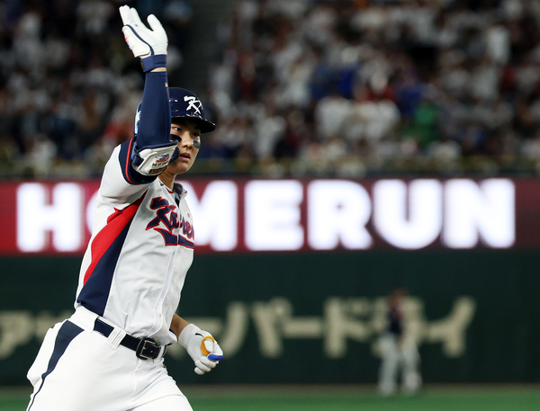 16일 일본 도쿄돔에서 열린 2025 K베이스볼 시리즈 대한민국과 일본의 평가전 9회말 2사 주자없는 상황에서 김주원이 동점 솔로홈런을 쏘아올린 뒤 그라운드를 돌고 있다. /연합뉴스