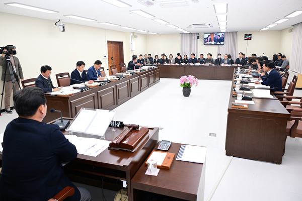 경남도의회 의회운영위가 18일 도의회 사무처를 대상으로 행정사무감사를 진행하고 있다. /경남도의회