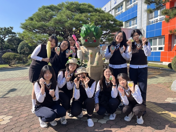 전국과학창의력페스티벌에서 은상을 수상한 진해여고 과학동아리 ‘이로운 사이언스’ 학생들. /진해여고