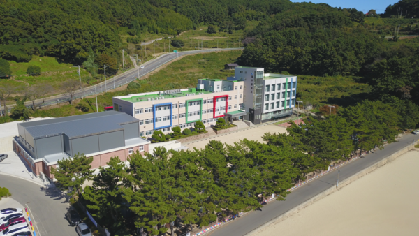남해 상주중 임촌관 전경. /남해 상주중