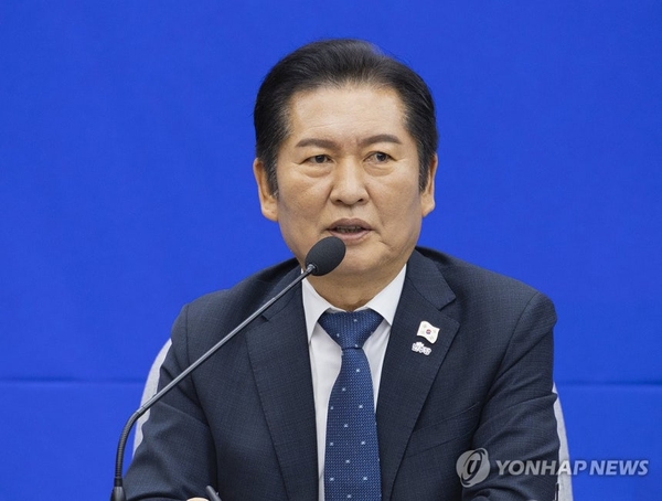 정청래 더불어민주당 대표가 18일 국회에서 열린 전국기초·광역의회의원협의회 간담회에 참석해 인사말을 하고 있다. /연합뉴스