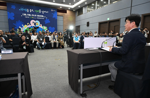 김영훈 노동부장관과 법무부 출입국 관련 담당 공무원 등이 지난 9월 28일 창원컨벤션터에서 이주노동자 등과 ‘이주 노동을 묻고 미래를 답하다’라는 주제로 대화와 토론하고 있다./김구연 기자