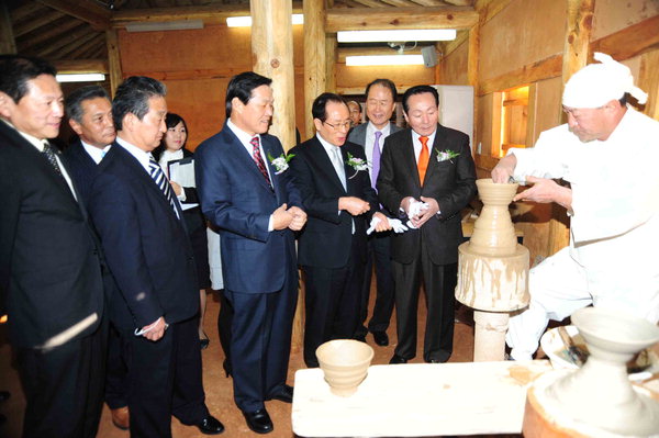 2011년 창원 웅천도요지전시관 개관식. 당시 창원시장이던 박완수 경남도지사가 도자기 만드는 과정을 보고 있다.