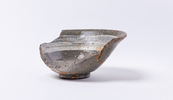 창원 웅천도요지전시관에 있는 귀얄무늬 분청사기.