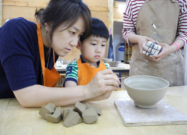 창원 웅천도요지전시관에서 도자기 만들기 체험을 하는 모습.