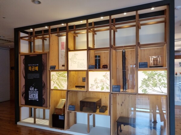 김해목재문화박물관에 전시된 목공예품.