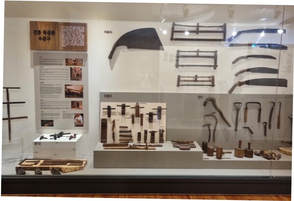 김해목재문화체험관에 전시된 전통 목공용 수공구.