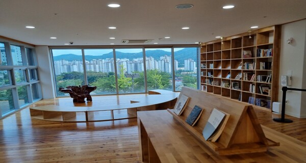 김해목재문화박물관 나무도서관.