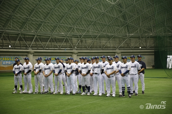 일본 오키나와에서 고강도 훈련을 소화하고  NC 다이노스 선수단이 실내 연습장에 모여 있다. /NC 다이노스