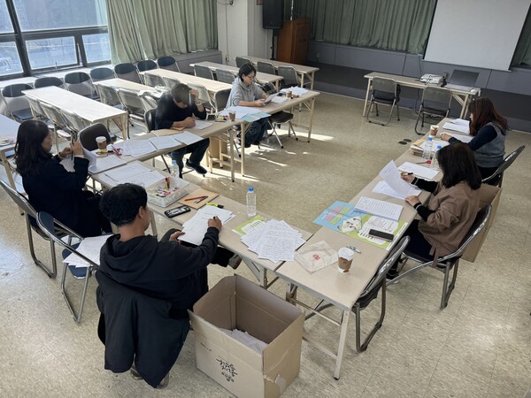 15일 열린 제26회 경남어린이글쓰기큰잔치 심사 중 심사위원들이 작품을 살펴보고 있다./이서후 기자