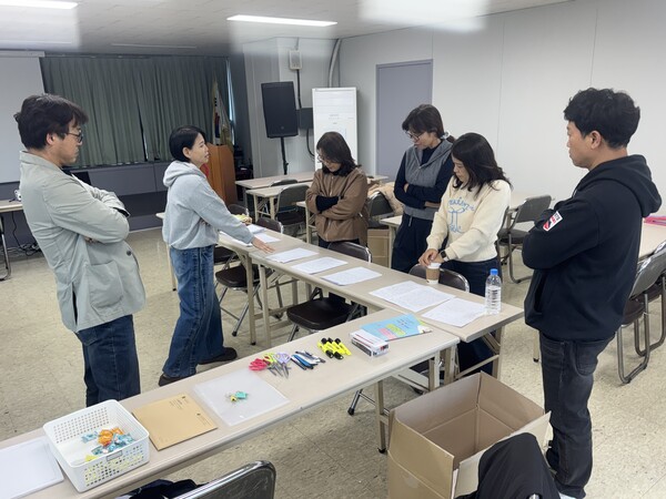 15일 열린 제26회 경남어린이글쓰기큰잔치 심사 중 심사위원들이 으뜸상 선정을 두고 고심하고 있다. /이서후 기자