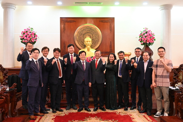 진주 글로벌 교류단은 19일 베트남 껀터시 문화체육관광청과 우호 교류를 위한 실무협력 양해각서를 체결했다. /진주시