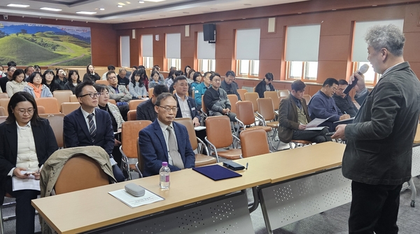 19일 함안군청에서 열린 ‘찾아가는 경남-부산 행정통합 설명회’에서 한동효 기획소통분과위원장이  행정통합 추진 배경과 필요성을 설명하고 있다. /유은상 기자