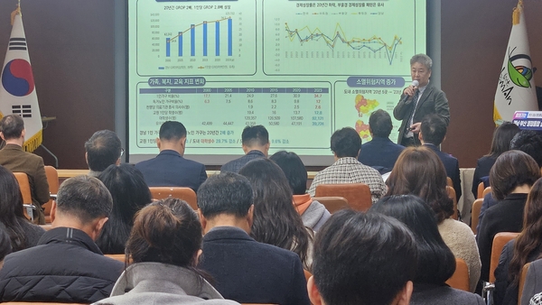 19일 함안군청에서 열린 ‘찾아가는 경남-부산 행정통합 설명회’에서 한동효 기획소통분과위원장이  행정통합 추진 배경과 필요성을 설명하고 있다. /유은상 기자