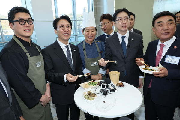 김민석 국무총리가 19일 울산전시컨벤션센터에서 2025 대한민국 지방시대 엑스포 부대행사로 열린 5극 3특 미식회에서 시식하고 있다. /연합뉴스