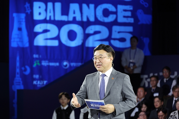 윤호중 행정안전부 장관이 19일 울산전시컨벤션센터에서 열린 2025 대한민국 지방시대 엑스포 지방자치 및 균형발전의 날 기념식에서 지방자치 미래비전 발표를 하고 있다. /행정안전부