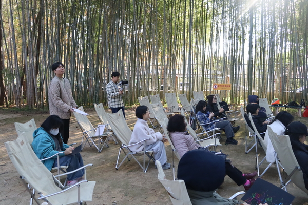 권형수 기획자가 19일 도민의집 수요아카데미 ‘소리의 집-맘속 소리를 풍경과 음악에 담다’ 현장에서 일하는 모습. /주성희 기자