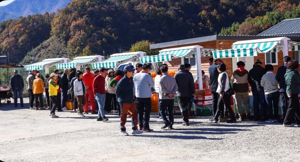 산청군이 지역 농가 판로 확대와 소비자 접점을 넓히고자 우수농특산물 판매 확대에 나섰다. 삼장면 팝업 스토어 모습. /산청군