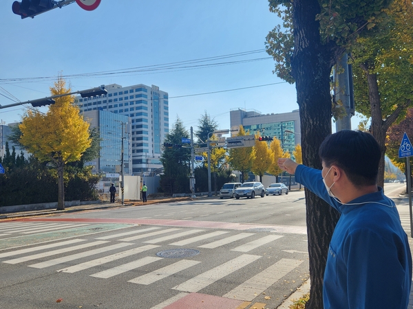 20일 옛 창원호텔 터 공사 현장 부근에서 생활하는 주민이 일조권 침해가 우려된다며 공사 현장을 가리키고 있다. /우귀화 기자