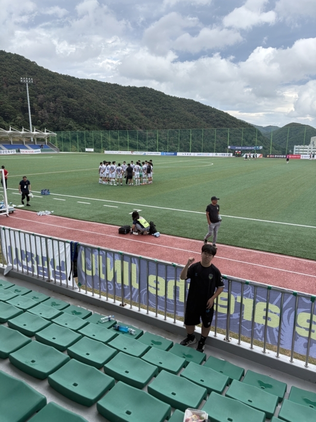 류현준 남강전사 대표가 홀로 응원을 펼치고 있다. /류현준