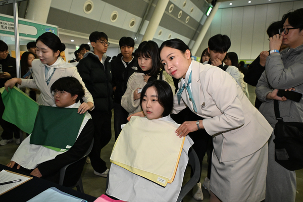 대학수학능력시험을 치른 고등학교 3학년생을 위한 ‘고3청춘페스티벌’이 20일  창원컨벤션센터 3전시장에서 열렸다.행사에 참가한 고3들이 체험활동하고 있다./김구연 기자