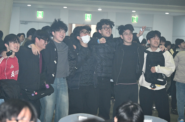 대학수학능력시험을 치른 고등학교 3학년생을 위한 ‘고3청춘페스티벌’이 20일  창원컨벤션센터 3전시장에서 열렸다.행사에 참가한 고3들이 축제를 즐기고 있다./김구연 기자