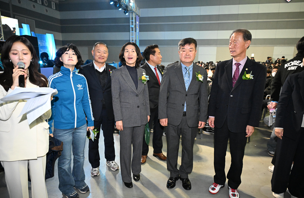 대학수학능력시험을 치른 고등학교 3학년생을 위한 ‘고3청춘페스티벌’이 20일 창원컨벤션센터 3전시장에서 열렸다. 최영숙 창원시복지여성보건국장, 손태화 창원시의회의장, 임용일 경남도민일보 사장 등이 행사장을 둘러보고 있다. /김구연 기자