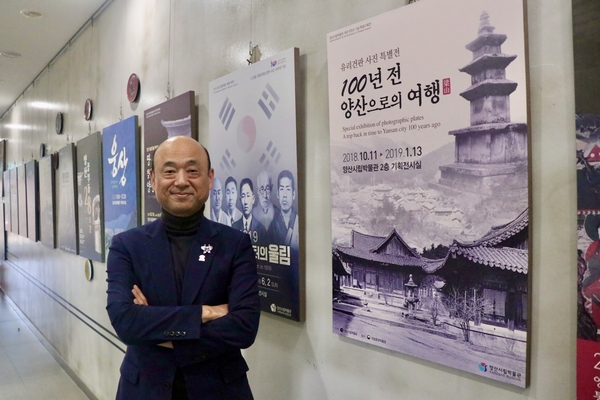 개관 준비부터 12년째 양산시립박물관 운영을 책임진 신용철 관장은 지역민에게 사랑받는 지역박물관을 만들겠다는 초심을 묵묵히 실천해 오고 있다. /이현희 기자