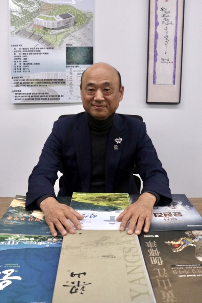 신용철 관장은 해마다 상·하반기 2차례 역사·문화·인물·생활 등 다양한 영역에 걸쳐 양산을 재조명하는 특별전을 진행해오고 있다. 사진은 특별전 도록들. /이현희 기자