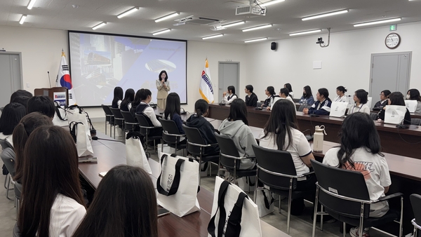 창원중앙여고 학생들이 여성 CEO의 창업 강의를 경청하고 있다./창원중앙여고