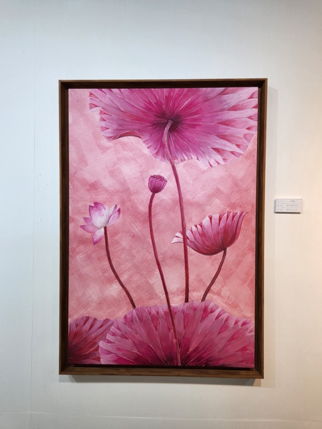 창원 다다갤러리에서 제4회 채화연전 <채색화원>이 열리고 있다. 강태현 작가 작 ‘향기머문 자리’. /류민기 기자