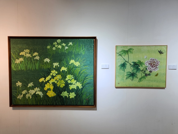 창원 다다갤러리에서 제4회 채화연전 <채색화원>이 열리고 있다. 김봉이 작가 작 ‘붓꽃’(왼쪽)과 서수미 작가 작 ‘부용화와 나비들’. /류민기 기자