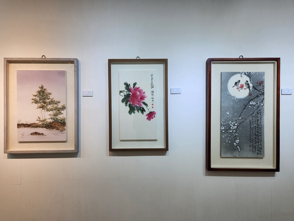 창원 다다갤러리에서 제4회 채화연전 <채색화원>이 열리고 있다. (왼쪽부터) 심순덕 작가 작 ‘어느 여름날’, ‘목단’, ‘매화’. /류민기 기자