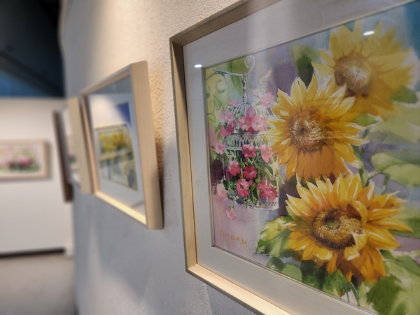 창원시의회 3층 갤러리 뜨락에서 김은주 수채화 개인전 <리플래쉬>가 열리고 있다. /류민기 기자