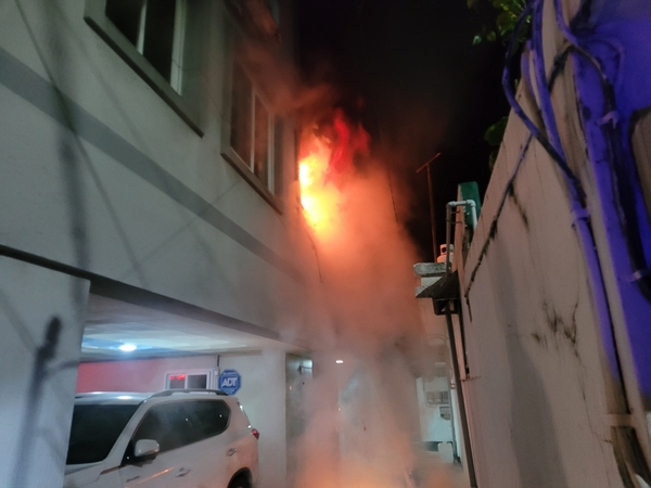 22일 오전 진주시 상봉동 한 다가구주택 2층에서 불길이 치솟고 있다. /경남소방본부