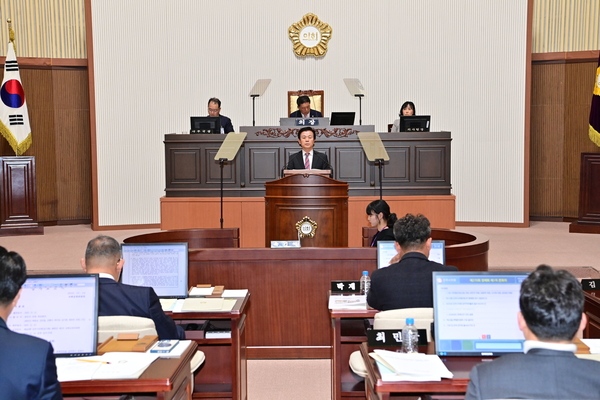 조규일 진주시장이 지난 21일 시의회 정례회 본회의에서 시정연설을 하고 있다. /진주시