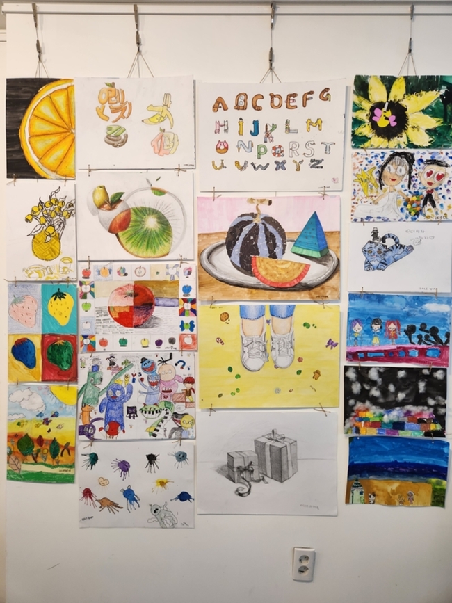 진주 아트숲나래미술 제3회 전시회 <나를 만나는 여행>이 25일까지 진주문화제작소에서 열린다. ‘스케치북 속 작품’이 전시돼 있다. /류민기 기자