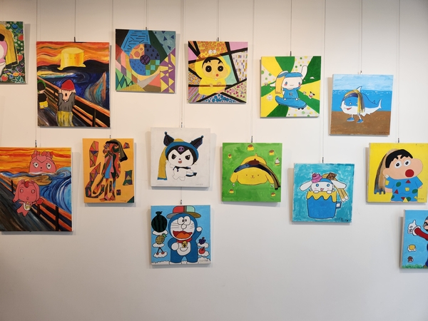 진주 아트숲나래미술 제3회 전시회 <나를 만나는 여행>이 25일까지 진주문화제작소에서 열린다. ‘내가 좋아하는 캐릭터와 명화 콜라보’ 작품들이 전시돼 있다. /류민기 기자