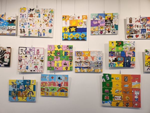 진주 아트숲나래미술 제3회 전시회 <나를 만나는 여행>이 25일까지 진주문화제작소에서 열린다. ‘나의 인생 퍼즐’ 작품들이 전시돼 있다. /류민기 기자