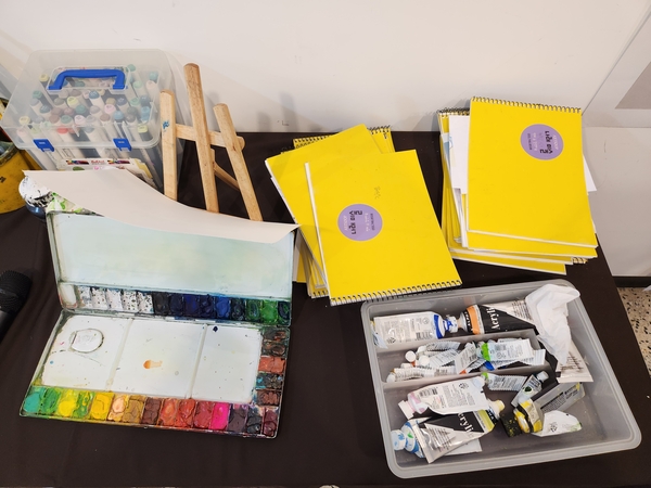 진주 아트숲나래미술 제3회 전시회 <나를 만나는 여행>이 25일까지 진주문화제작소에서 열린다. 작업 노트와 미술 재료. /류민기 기자