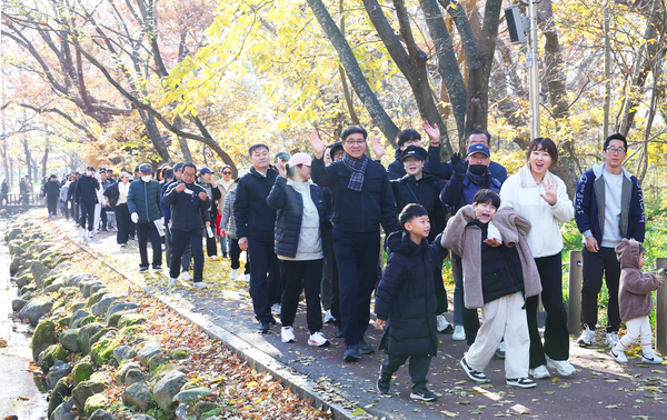 22일 함양군 상림공원 일원에서 열린 ‘천년의 숲, 상림 건강 걷기’에서 참가자들이 늦가을 가을단픙을 구경하며 걷고 있다. /함양군