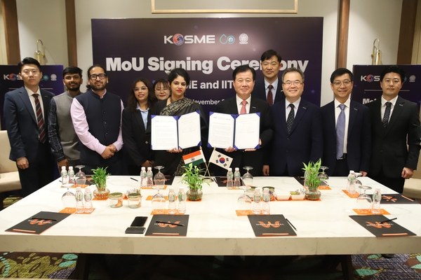 중소벤처기업진흥공단과 인도공과대학 TIF가 지난 21일 인도 뉴델리에서 ‘인공지능(AI) 분야 기술협력을 위한 업무협약(MOU)’을 체결했다. /중진공