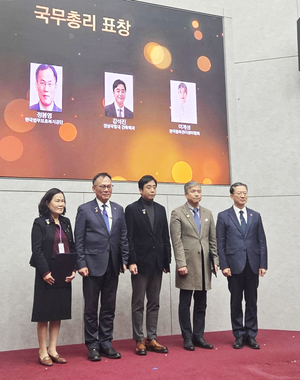 사진 중앙 강석진 교수