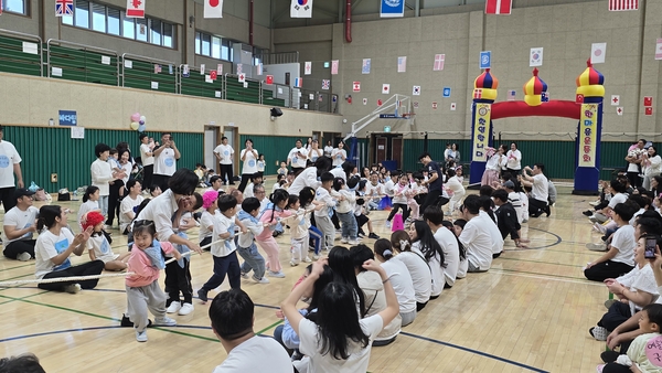 김해 율하체육관에서 열린 ‘푸른 지구 한마음 가족 운동회’에서 아이들이 줄다리기를 하고 있다. /박영희